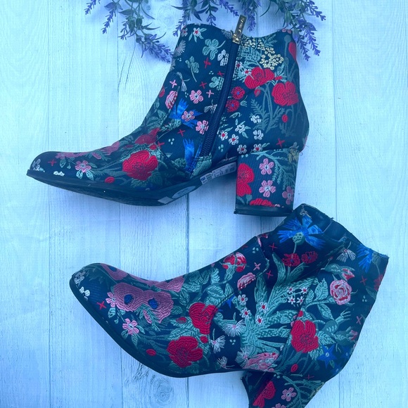 One of a kind show stopper Boots - Picture 1 of 11